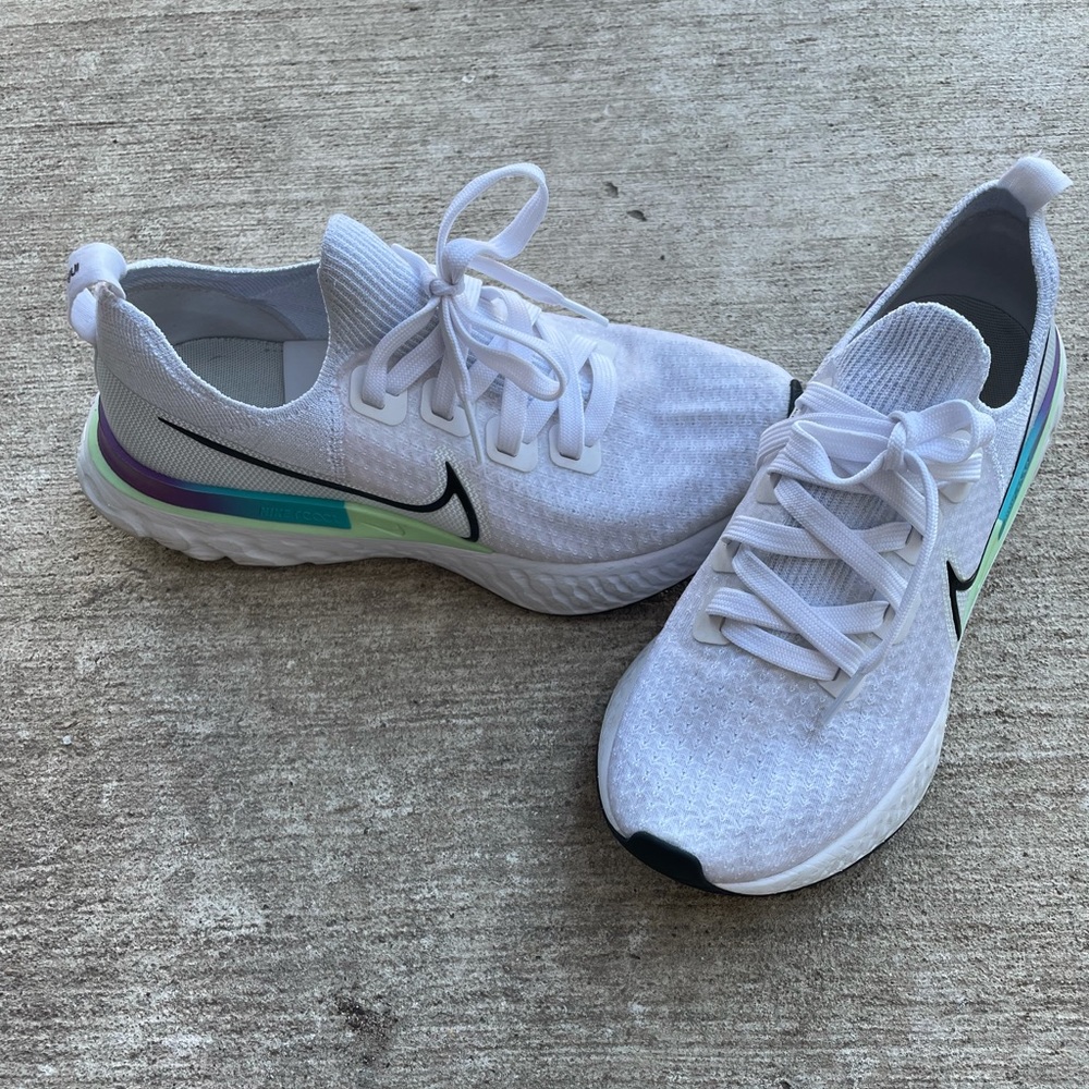 White Nike react flyknit